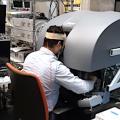 Proband beim stimulierten Training im Chirurgie-Simulator (Foto: jhu.edu)